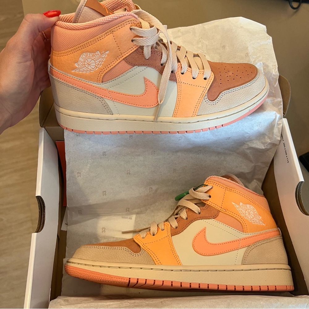 NIB Nike Jordan 1 mid apricot 9